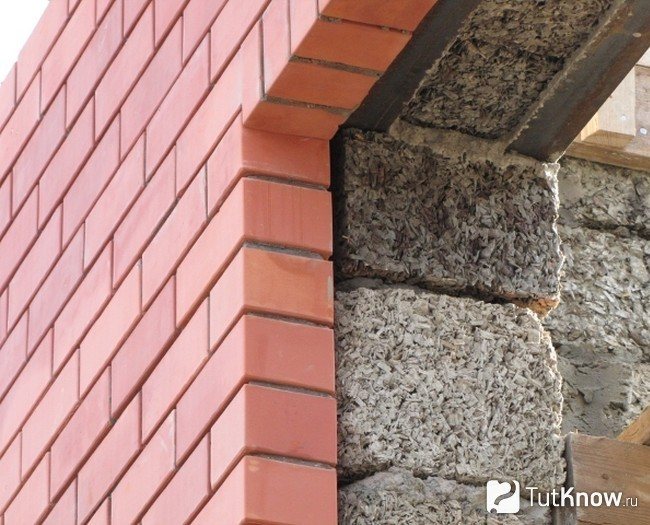 Isolation des murs avec sciure et copeaux de bois