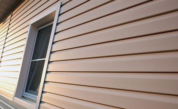 maison isolée en laine minérale, extérieur gainé de bardage