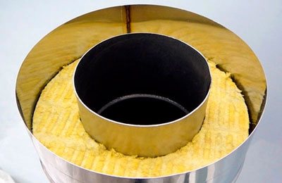 Cheminée isolée de deux tuyaux avec de la laine minérale entre eux