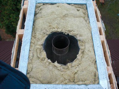 Cheminée isolée avec un contour en bois