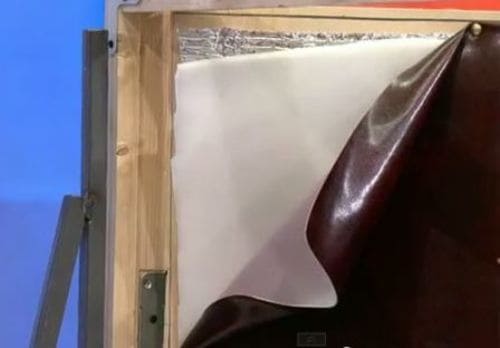 Isolation pour la porte d'entrée, autocollante