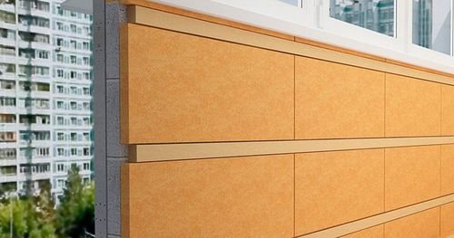 Nous mettons l'isolant entre les blocs de bois.