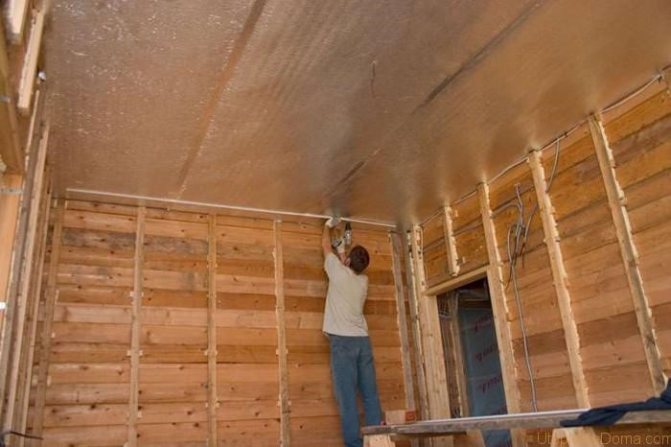Nous isolons le plafond d'une maison en bois de nos propres mains