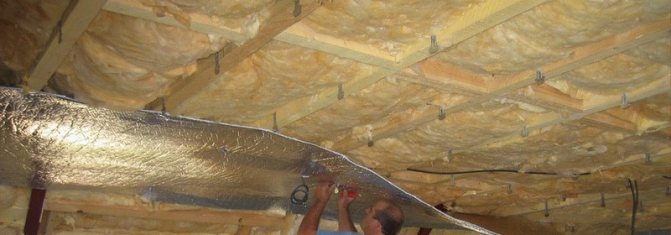 Nous isolons le plafond d'une maison en bois de nos propres mains
