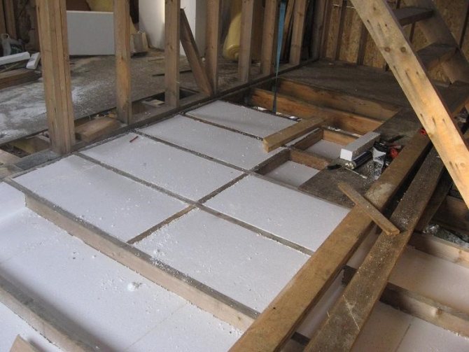 Nous isolons le plafond d'une maison en bois de nos propres mains