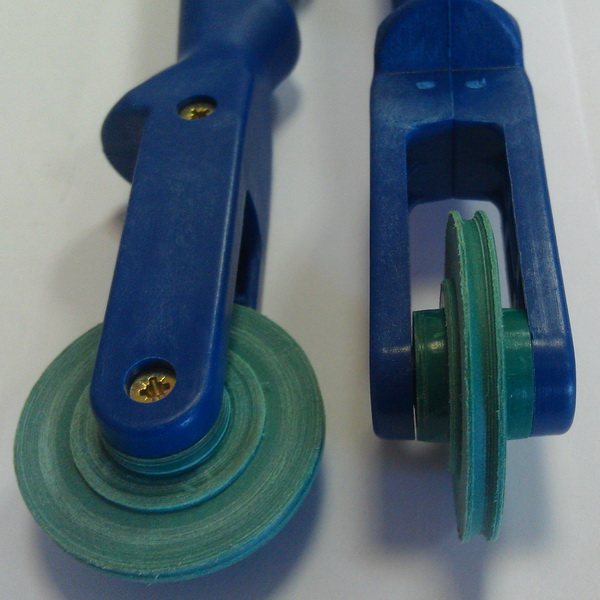 Nous isolons pour l'hiver un joint pour fenêtres en plastique