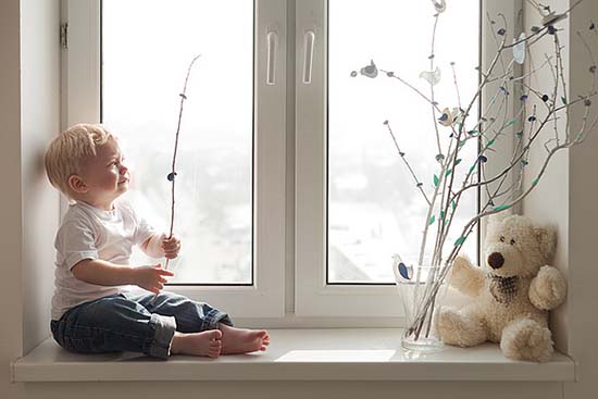 Nous isolons pour l'hiver un joint pour fenêtres en plastique