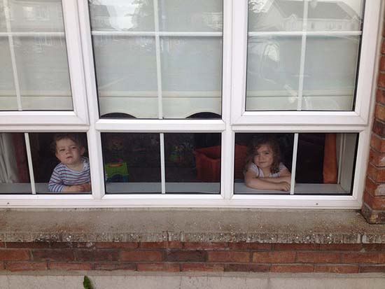 Nous isolons pour l'hiver un joint pour fenêtres en plastique