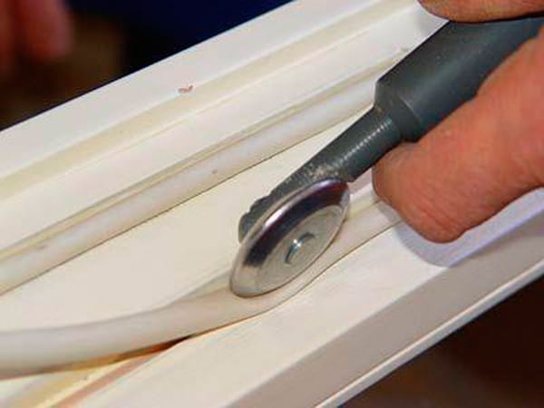 Nous isolons pour l'hiver un joint pour fenêtres en plastique