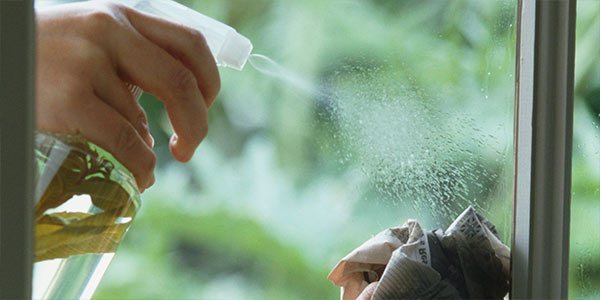 Nous isolons pour l'hiver un joint pour fenêtres en plastique