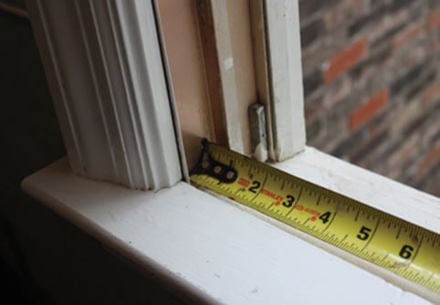 Nous isolons pour l'hiver un joint pour fenêtres en plastique