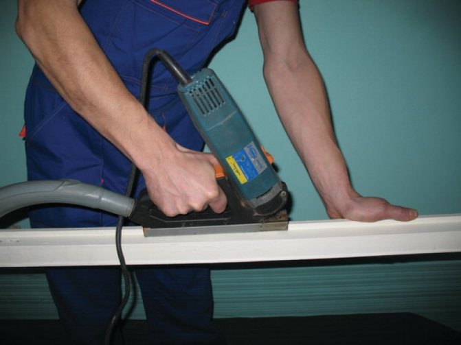 Nous isolons pour l'hiver un joint pour fenêtres en plastique