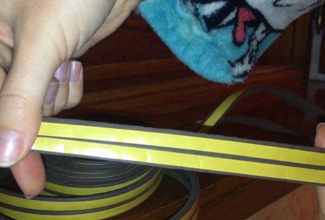 Nous isolons pour l'hiver un joint pour fenêtres en plastique