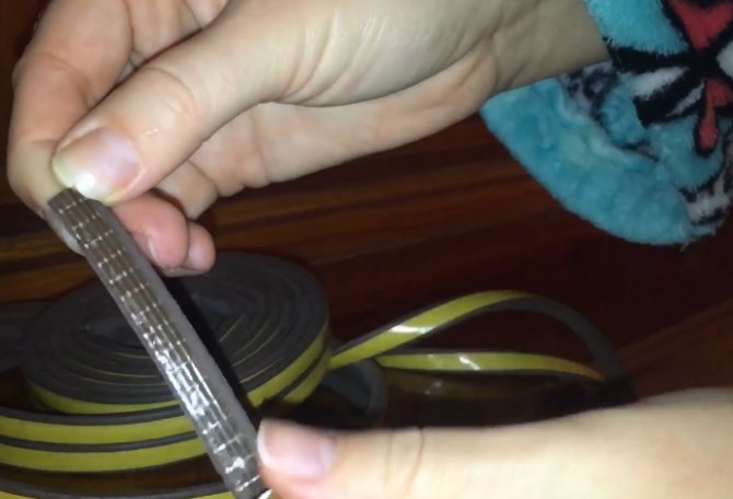 Nous isolons pour l'hiver un joint pour fenêtres en plastique