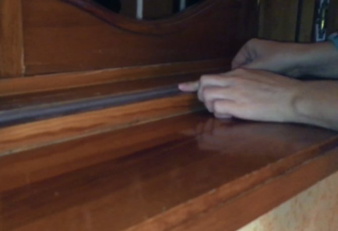 Nous isolons pour l'hiver un joint pour fenêtres en plastique