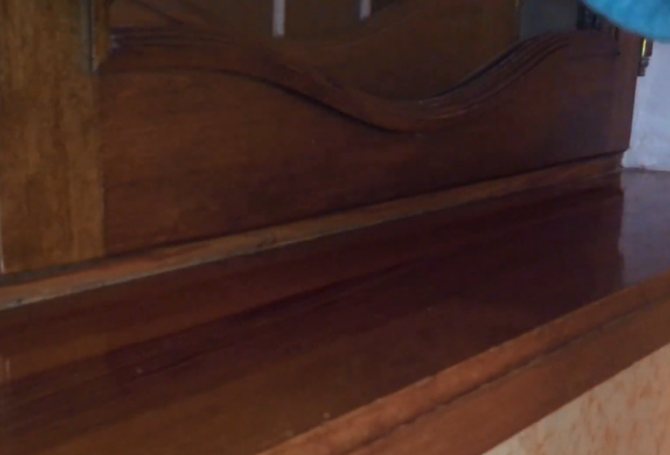 Nous isolons pour l'hiver un joint pour fenêtres en plastique