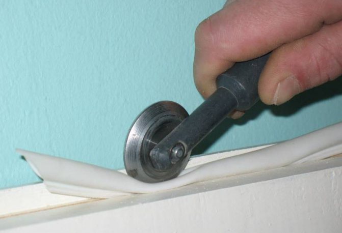 Nous isolons pour l'hiver un joint pour fenêtres en plastique