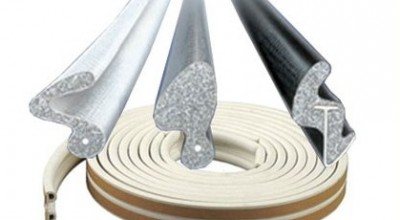 Nous isolons pour l'hiver un joint pour fenêtres en plastique