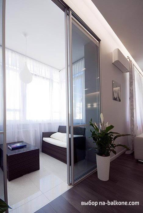 Jardin d'hiver confortable sur la loggia