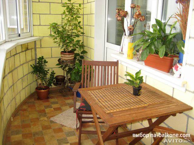 Jardin d'hiver confortable sur la loggia