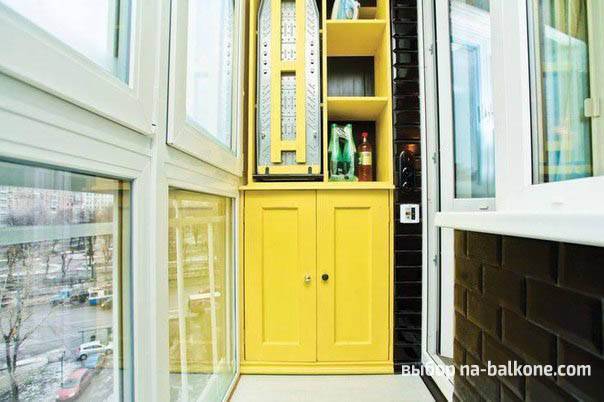 Jardin d'hiver confortable sur la loggia