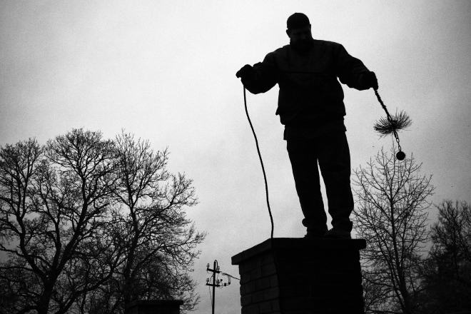 Dans l'arsenal des ramoneurs, il y a toujours eu des brosses métalliques spéciales pour éliminer la suie des parois des conduits de ventilation.