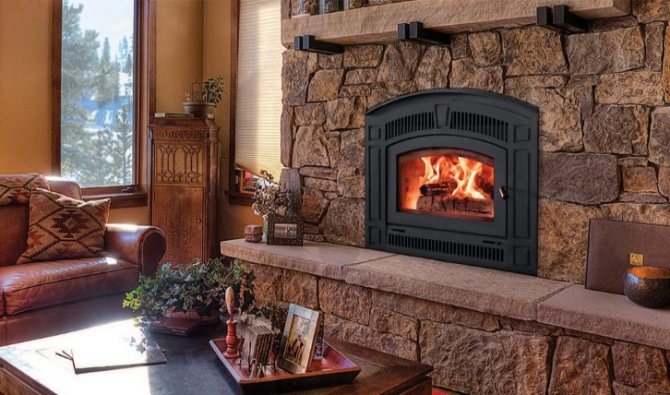 dans une maison avec un poêle, le bois de chauffage brûle