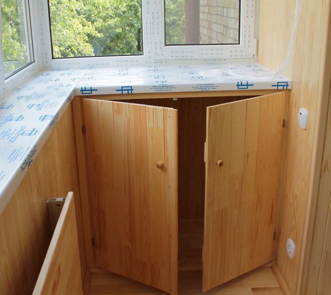 Dans les armoires basses, vous pouvez stocker la conservation et mettre des fleurs sur le couvercle supérieur