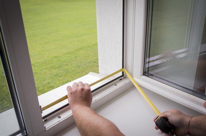 Dans l'ouverture de la fenêtre