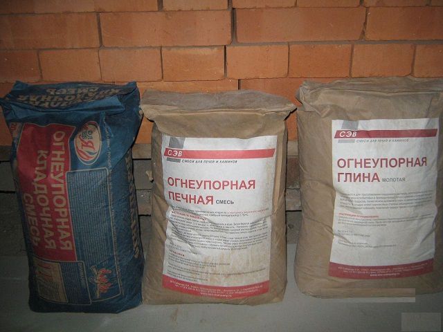 Dans les quincailleries, vous pouvez rechercher à la fois de l'argile de haute qualité et des mélanges prêts à l'emploi.