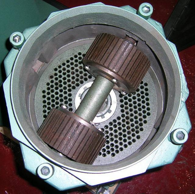 La matrice et les rouleaux sont situés dans la partie supérieure de travail.