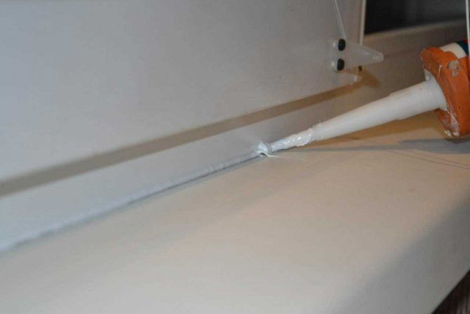 option pour l'imperméabilisation des fenêtres des appartements avec de la mousse