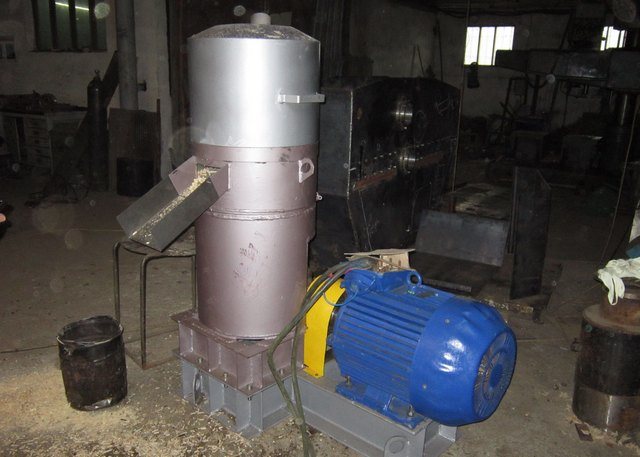 Variante de la disposition du granulateur et de l'entraînement électrique sur un châssis commun