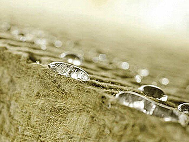 Un avantage important du matériau est son hydrophobicité. Les gouttes d'eau roulent dessus