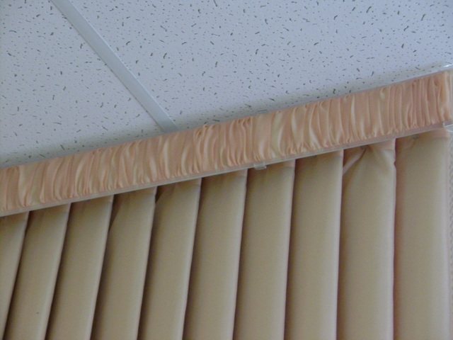 stores verticaux avec dessus en tulle