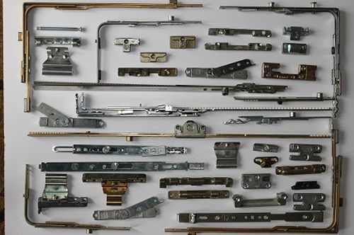 Types de ferrures pour portes en plastique