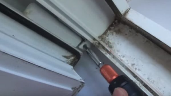 La vis doit être légèrement dévissée