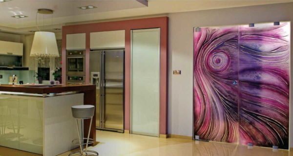 Les portes en verre teinté peuvent être dans n'importe quel style