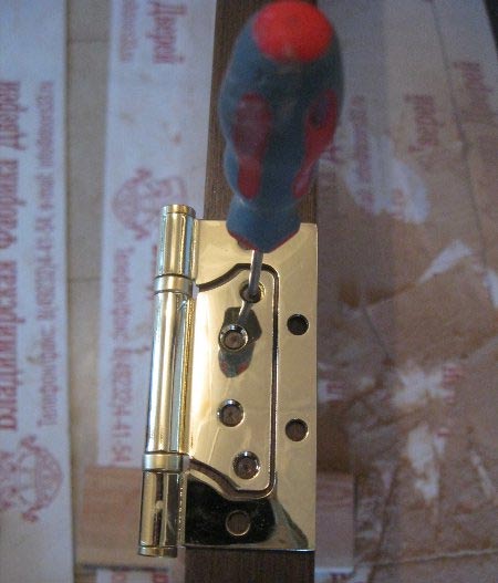 Vissage des vis autotaraudeuses lors de l'installation de la charnière papillon