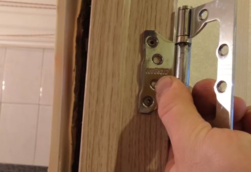 L'intérieur du papillon ne peut pas être attaché à la boîte.