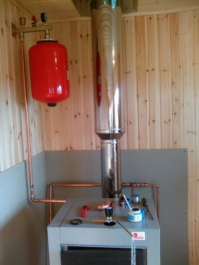 Pendant le fonctionnement d'une chaudière à bois, le combustible est chargé manuellement, car il a un faible niveau d'automatisation des processus. Une solution simple au problème est une chaudière qui a une longue fonction de combustion, une combinée convient également. Vous pouvez trouver plus d'informations sur l'installation d'une chaudière à bois sur notre site Web. Nous assemblons et installons des équipements depuis longtemps. Tous les équipements que nous installons possèdent tous les certificats de qualité et de sécurité. Nos spécialistes sont des professionnels dans leur domaine. Nous sommes confiants dans notre travail et nos produits, c'est pourquoi nous émettons une garantie à long terme pour le fonctionnement du chauffage du chalet.