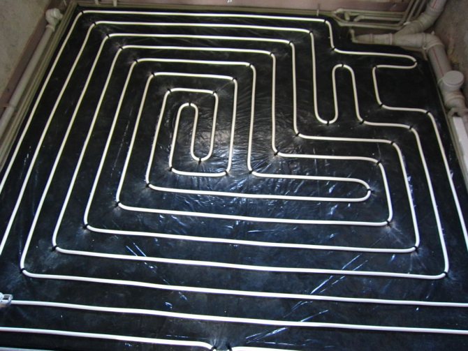 sol isolé à l'eau chaude dans l'appartement