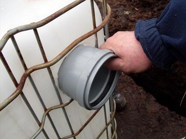 Insertion du tuyau d'égout.