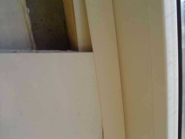 insérez le panneau en plastique dans la bande de départ