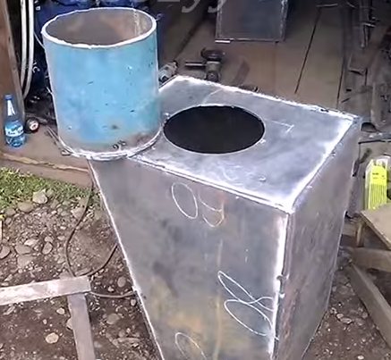 Nous soudons un morceau de tuyau à l'intérieur du corps du four