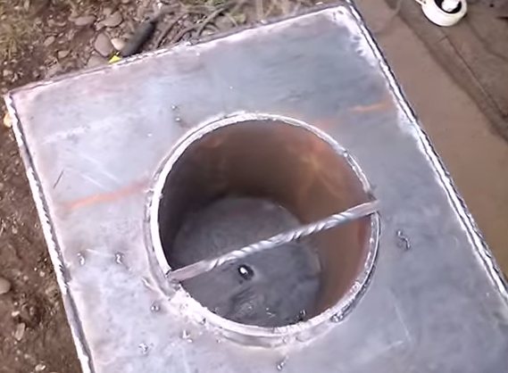 Nous soudons un morceau de tuyau à l'intérieur du corps du four