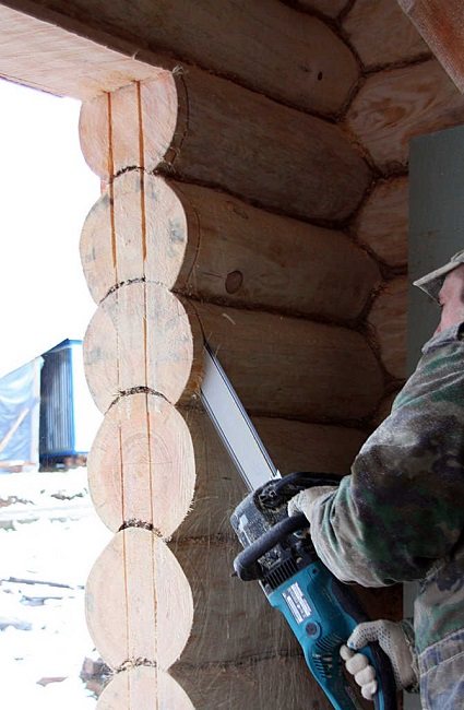 nous coupons une épine dans une bûche pour un gabarit