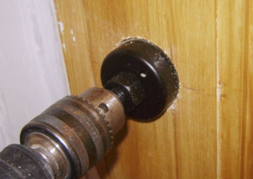 Scier un trou dans la porte pour la poignée