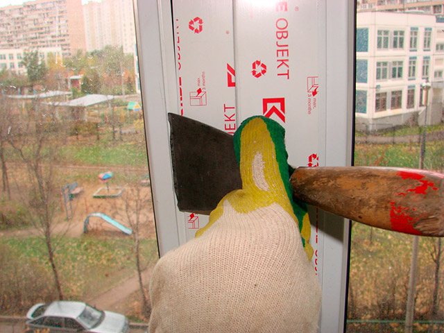 Retirez le cordon de vitrage avant l'installation