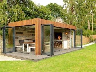 Parapluie d'échappement au-dessus du barbecue